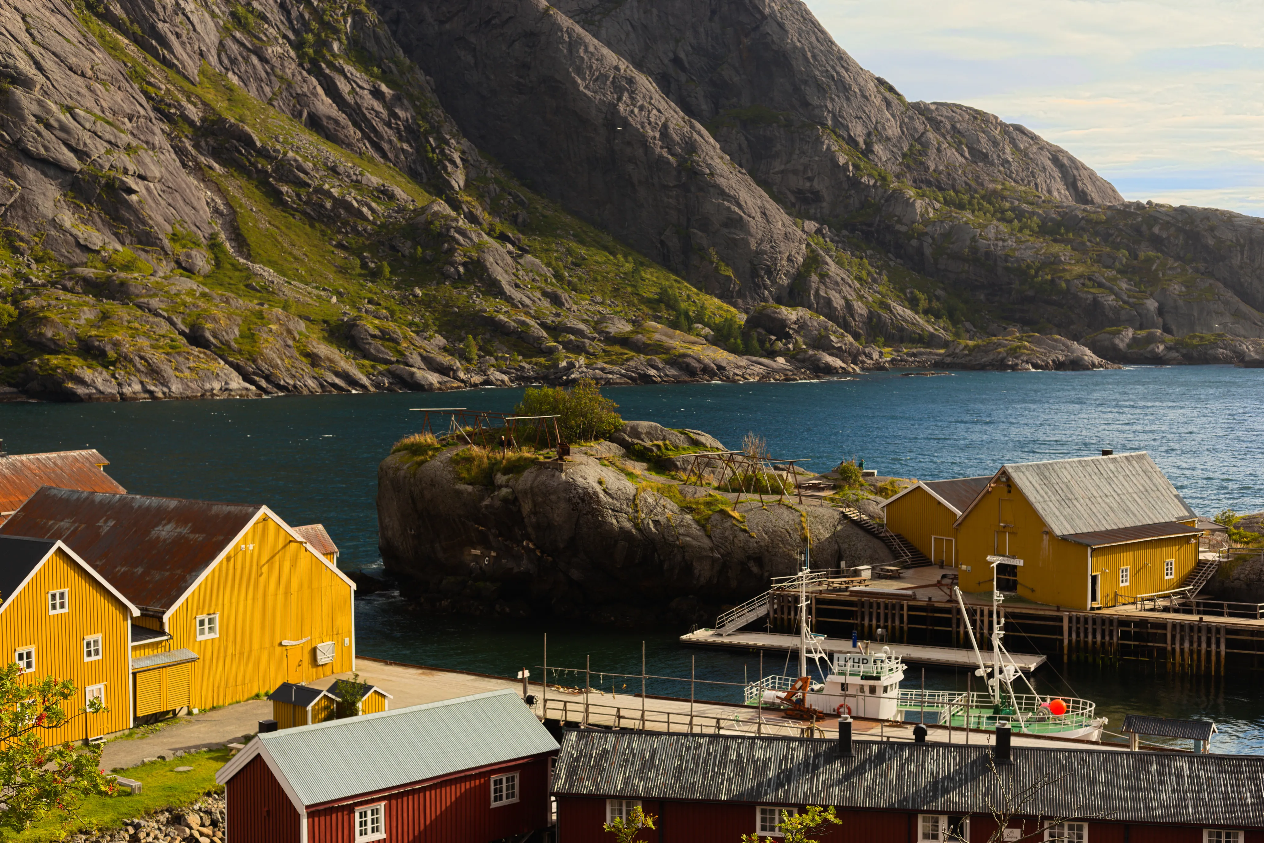 Historyczna wioska rybacka Nusfjord z tradycyjnymi czerwonymi domkami rorbuer