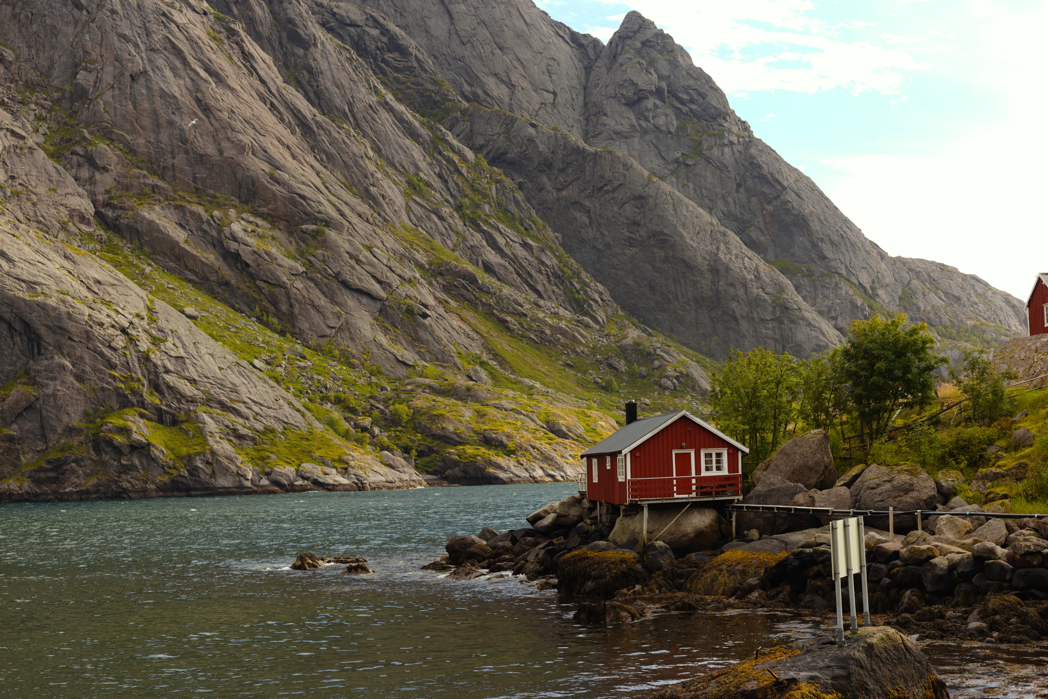 Port w Nusfjord otoczony strzelistymi szczytami górskimi