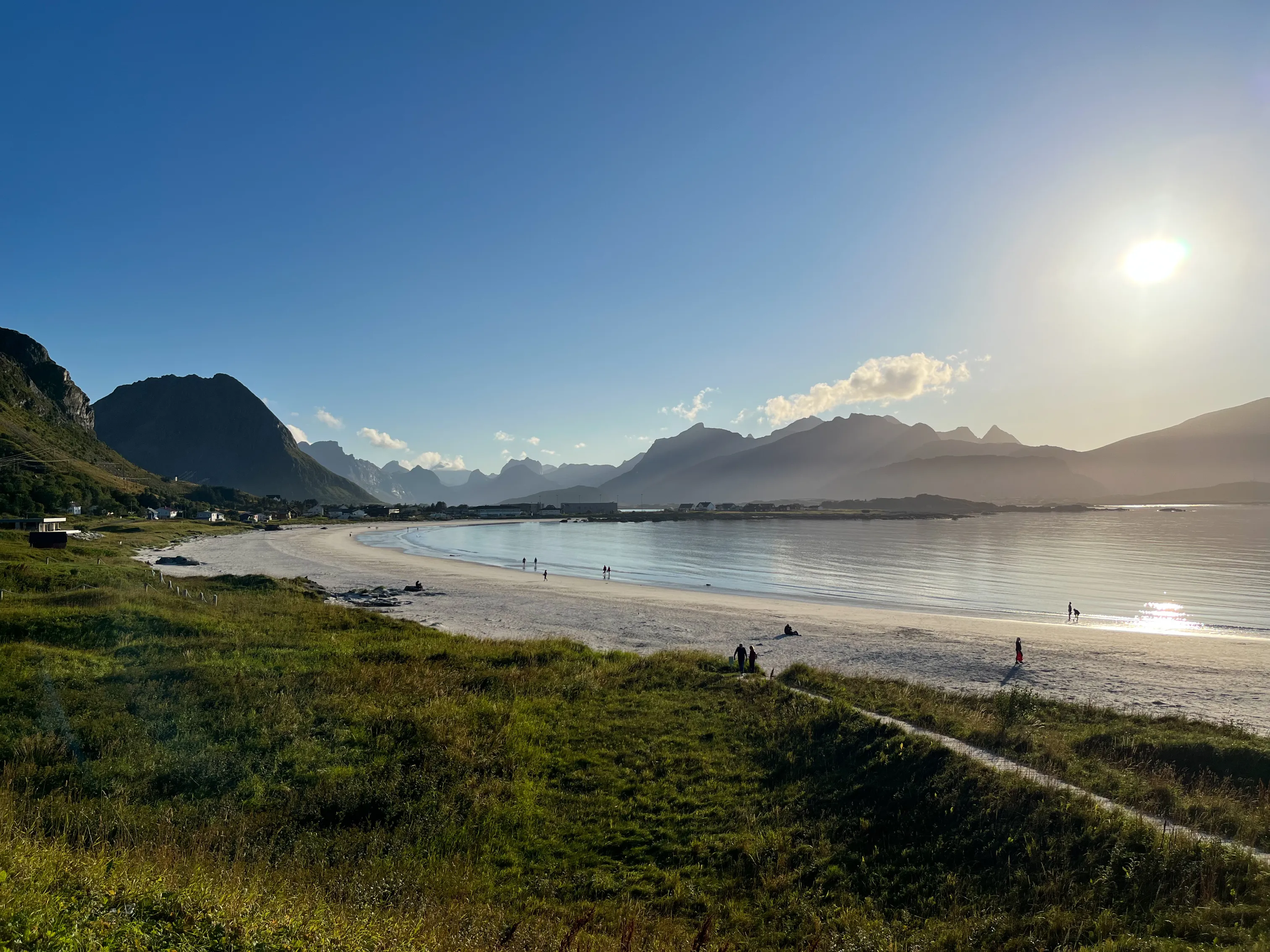 Plaża Ramberg o zachodzie słońca z monumentalnymi górami