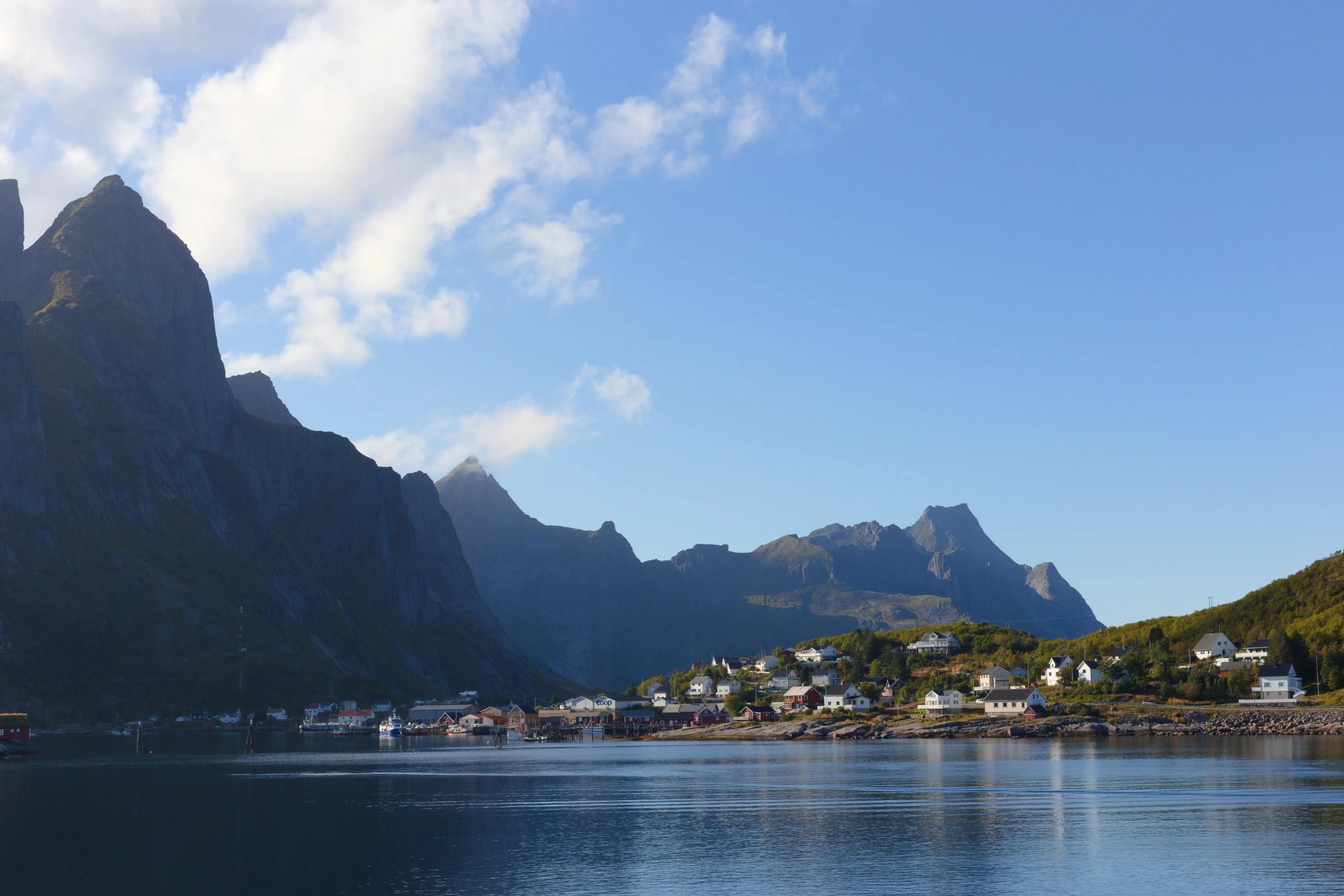 Widok na wioskę rybacką Reine z tradycyjnymi czerwonymi domkami rorbuer