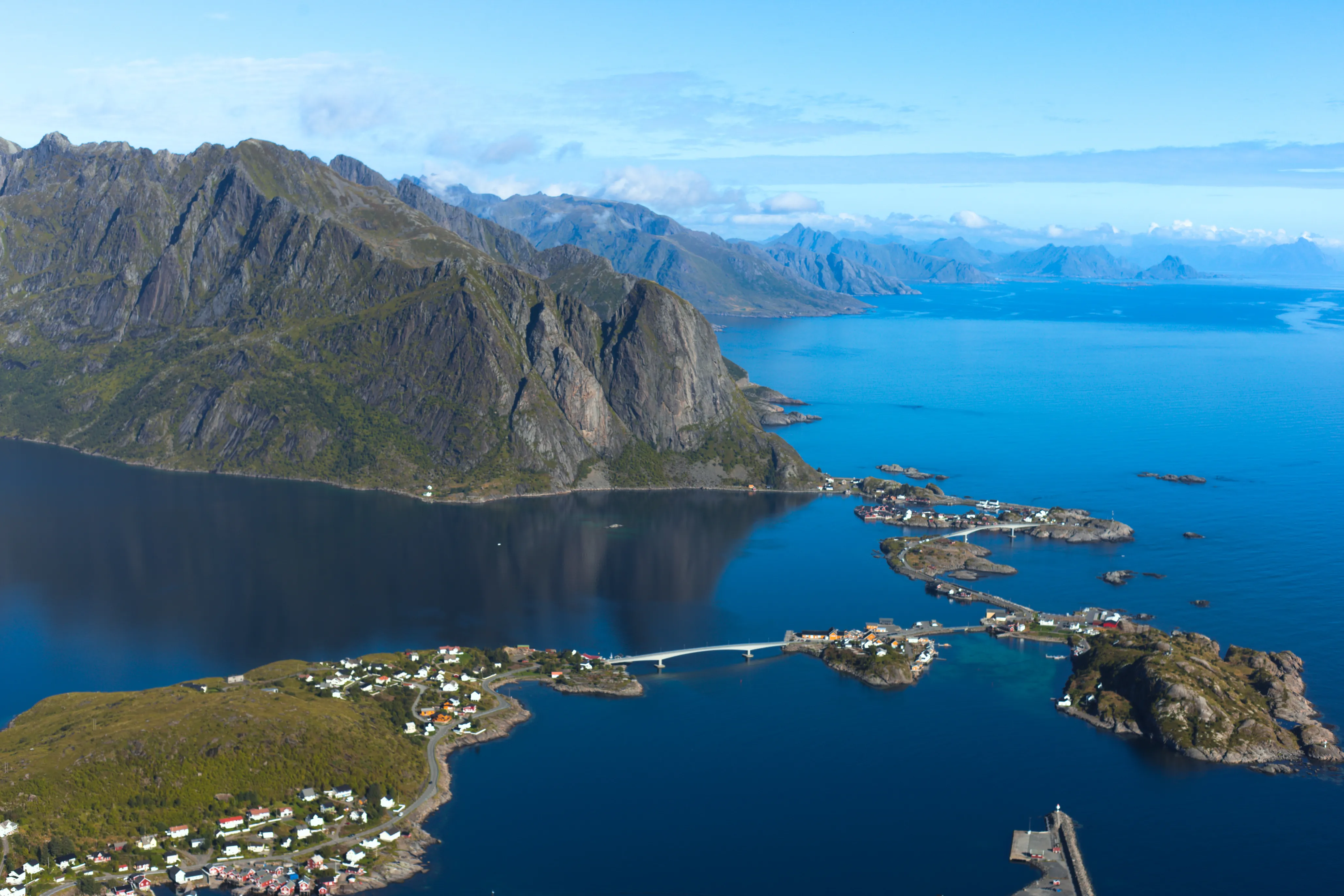 Kultowy widok na Reine i otaczające wysepki z Reinebringen