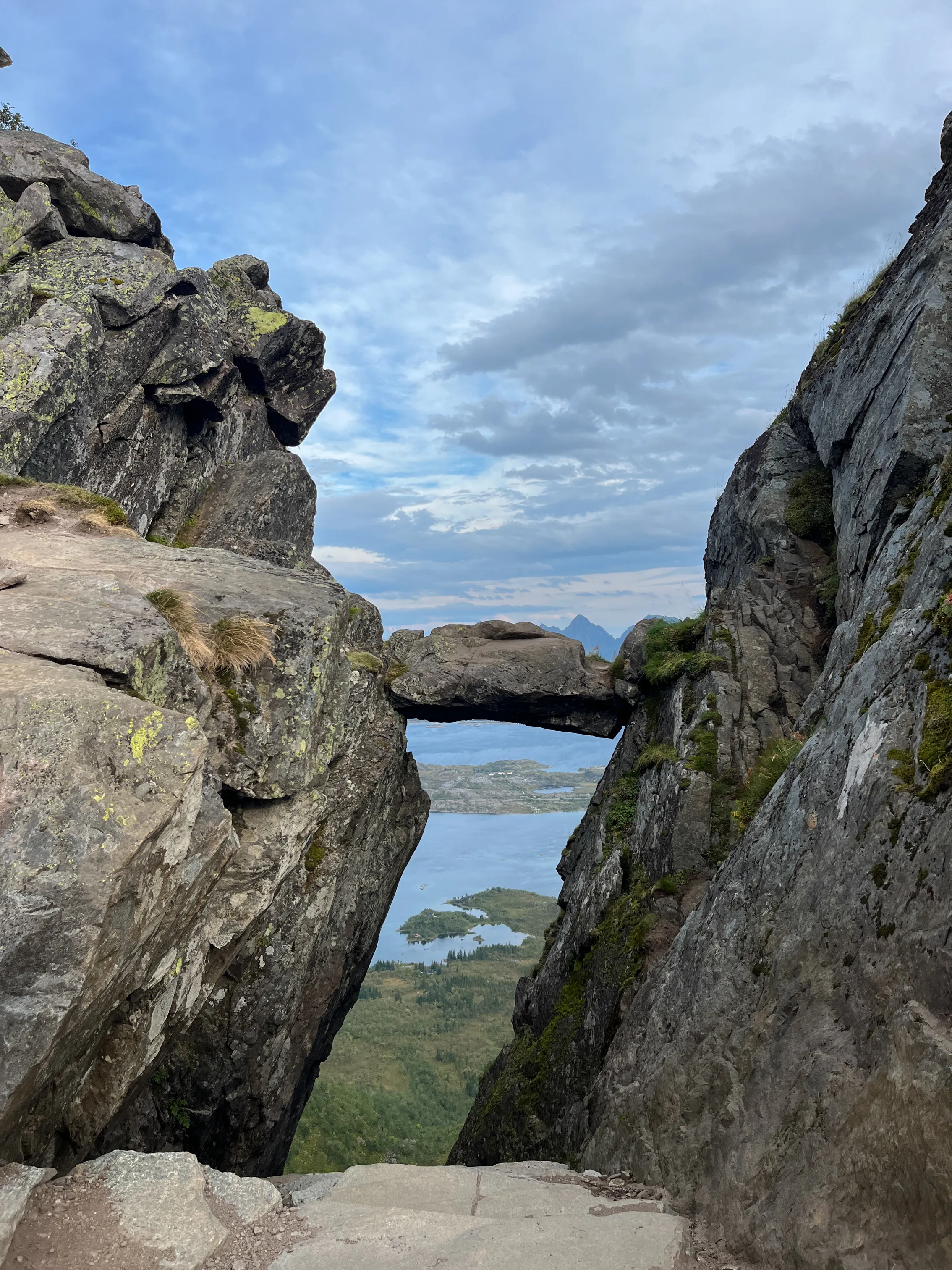 Charakterystyczna formacja skalna w górach Lofotów