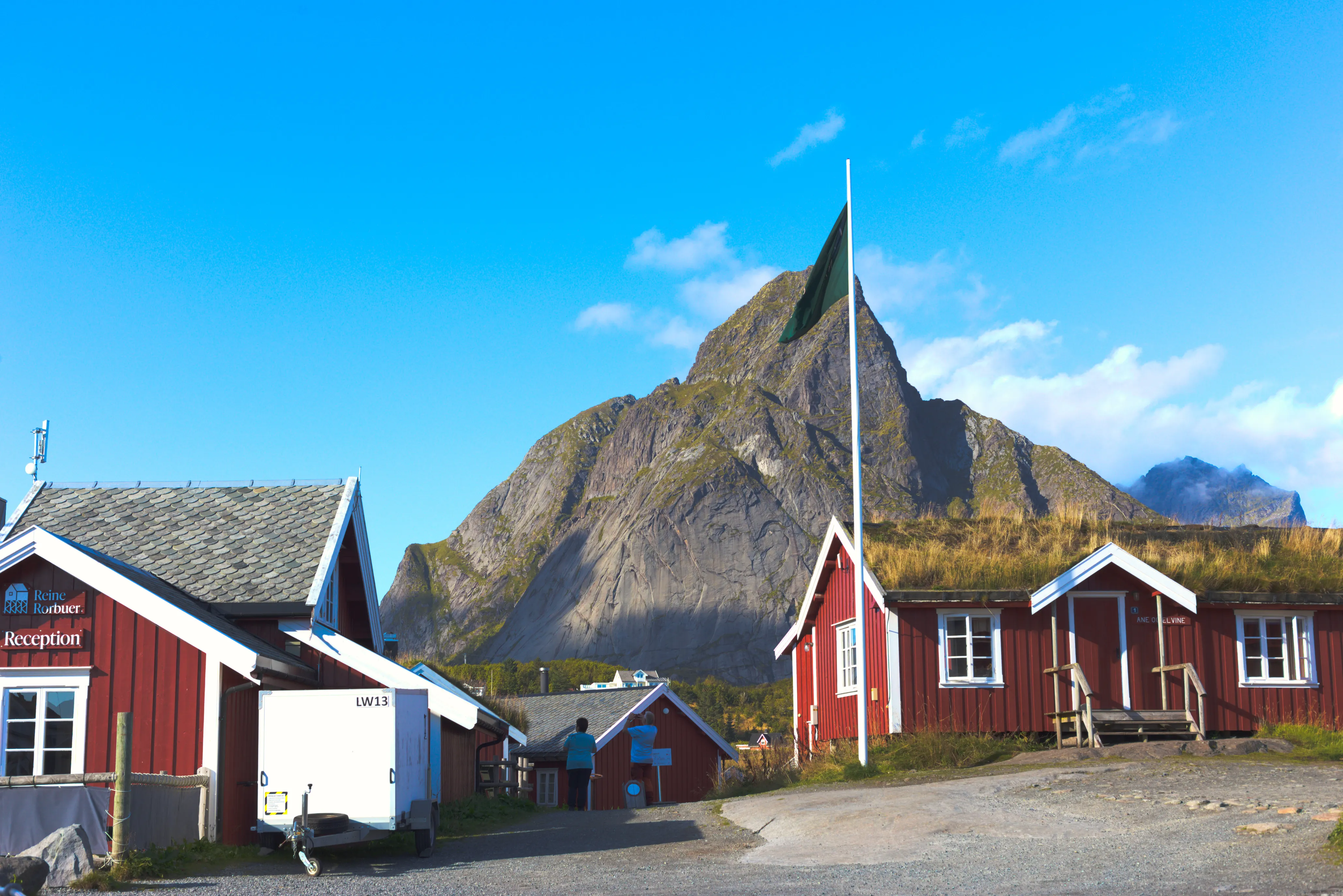 Tradycyjny norweski domek z trawą na dachu