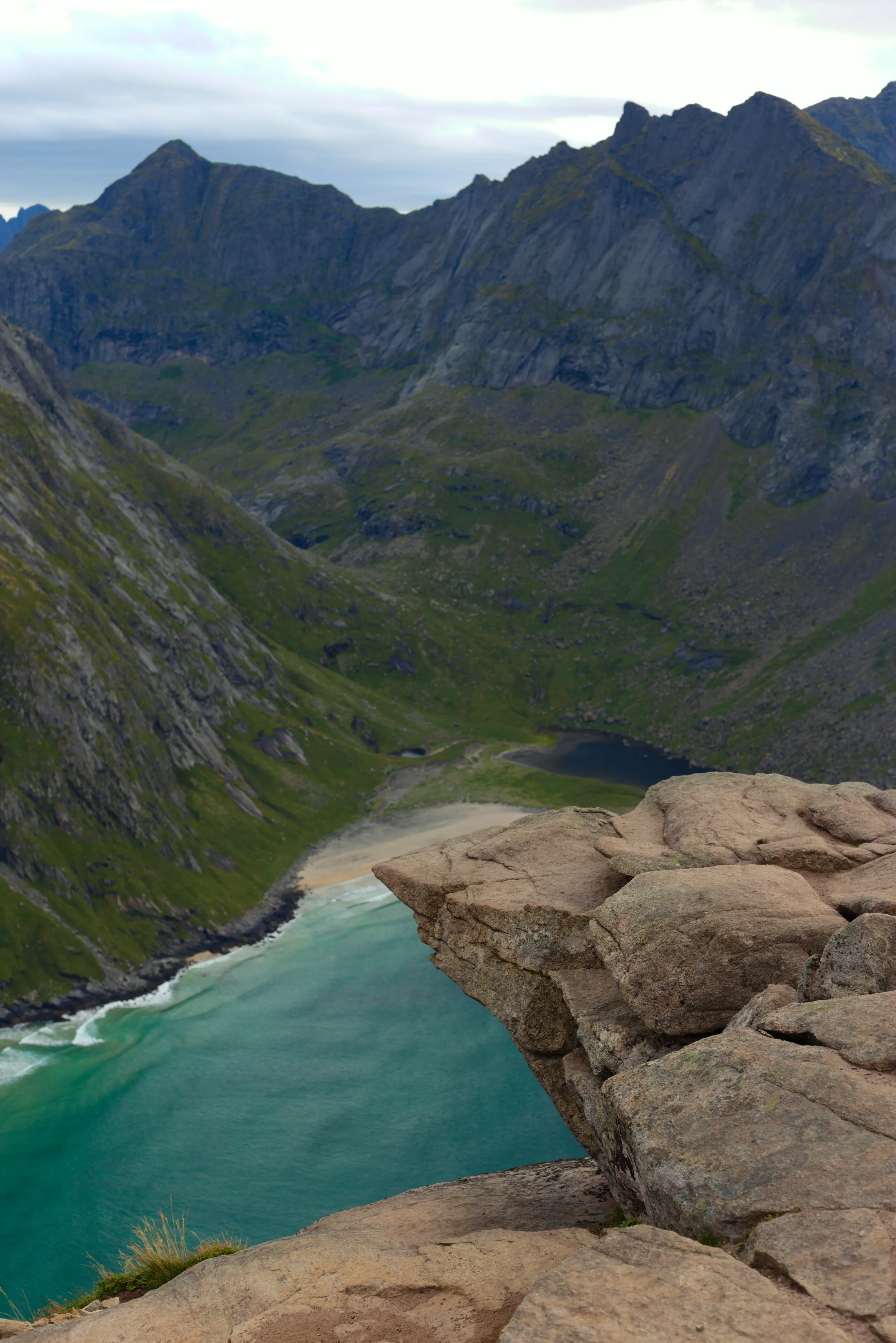 Turysta na słynnej wystającej skale na szczycie Ryten