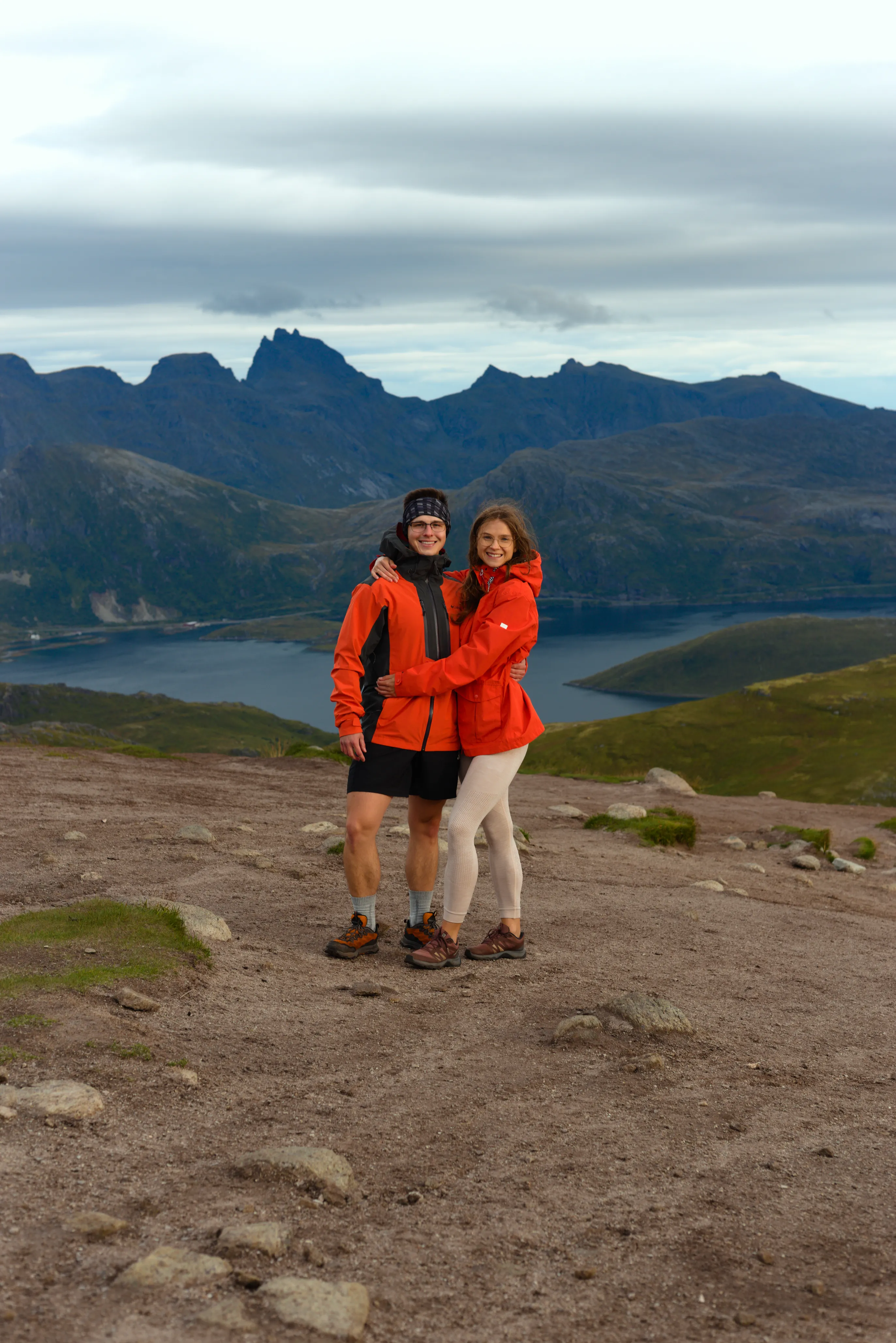 Odwiedzający podziwiający spektakularny widok ze szczytu Ryten