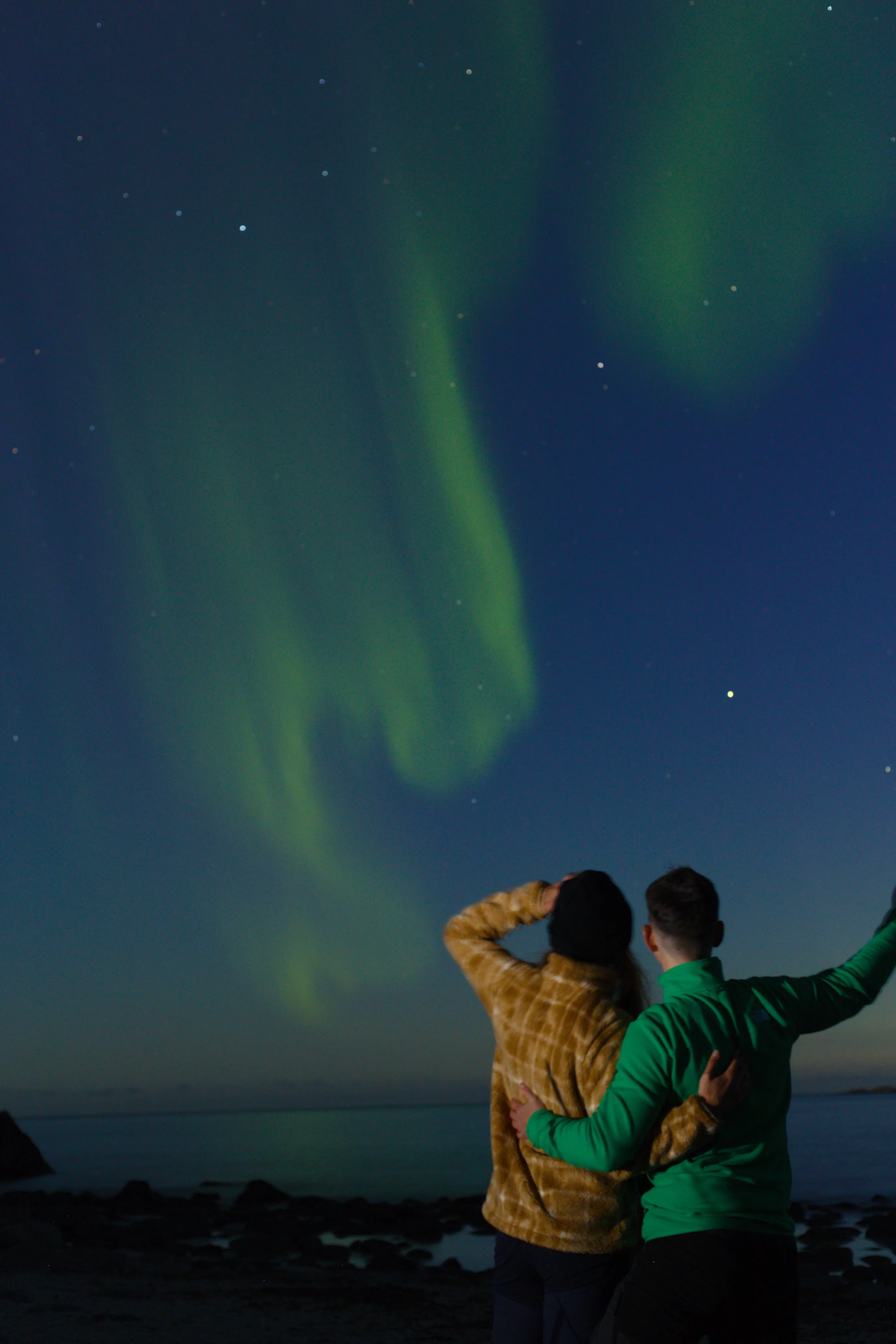 Zorza polarna nad plażą Uttakleiv