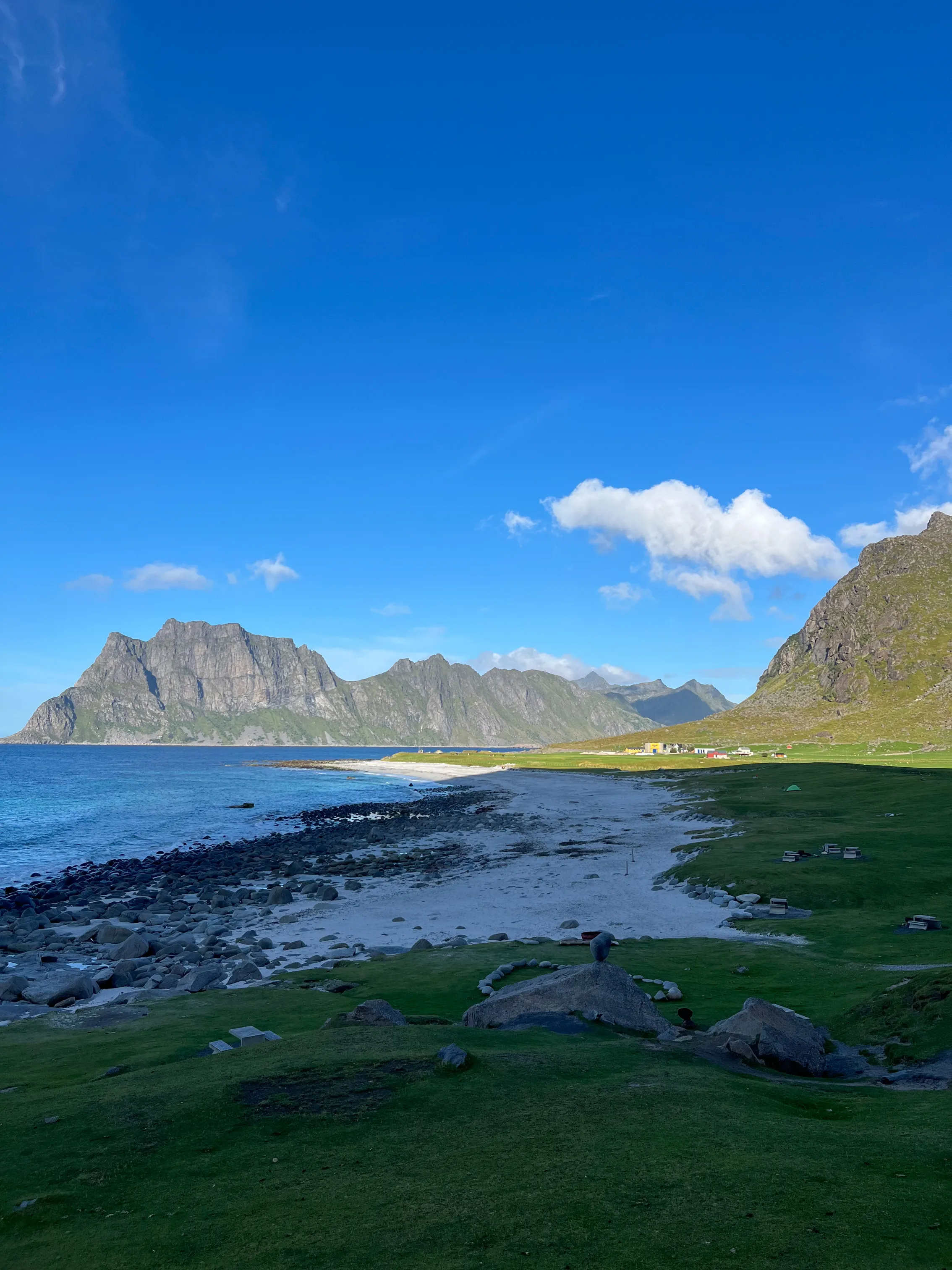 Plaża Uttakleiv z turkusową wodą i dramatycznymi górami