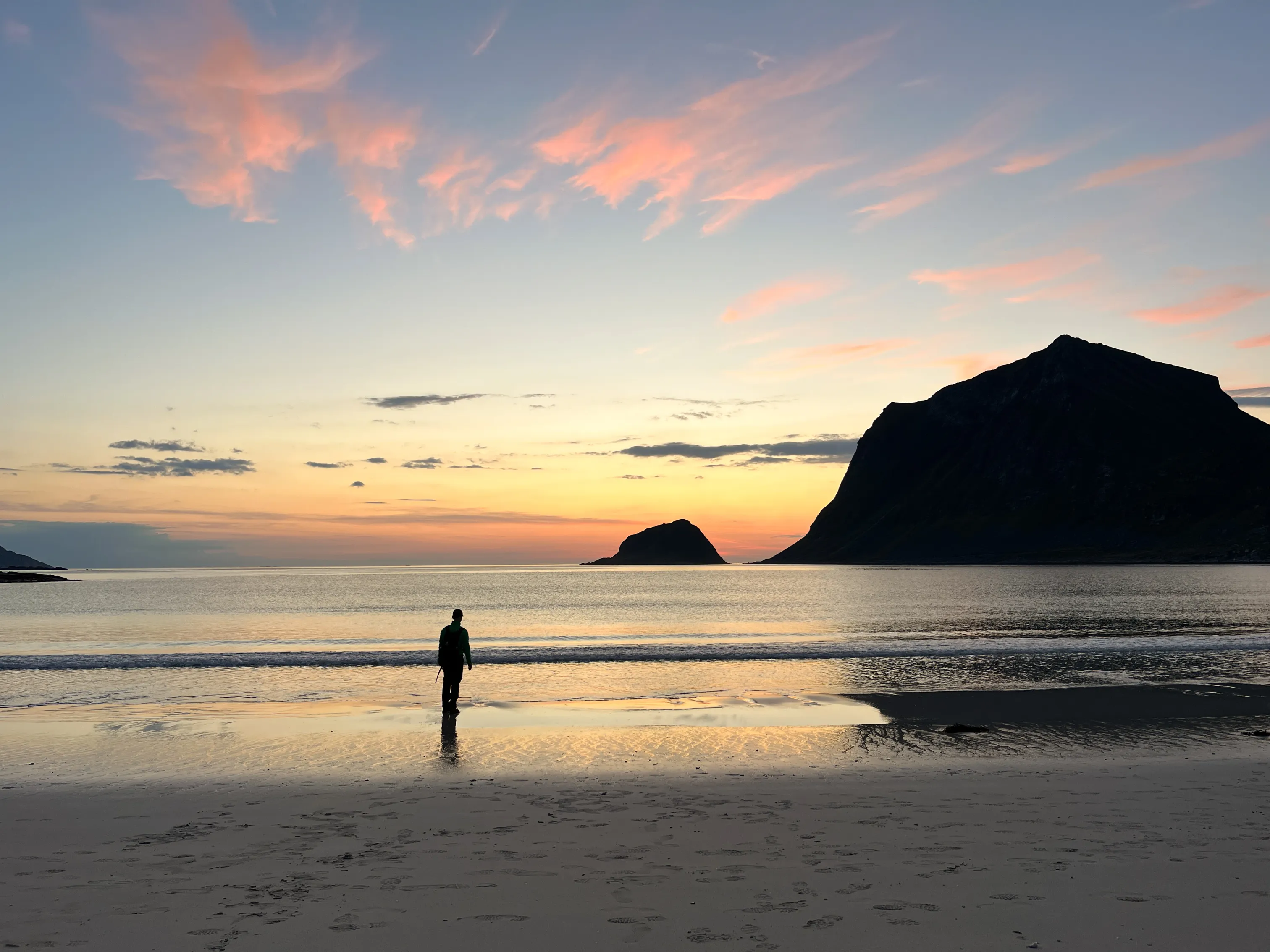 Plaża Vik z białym piaskiem i otaczającymi szczytami górskimi
