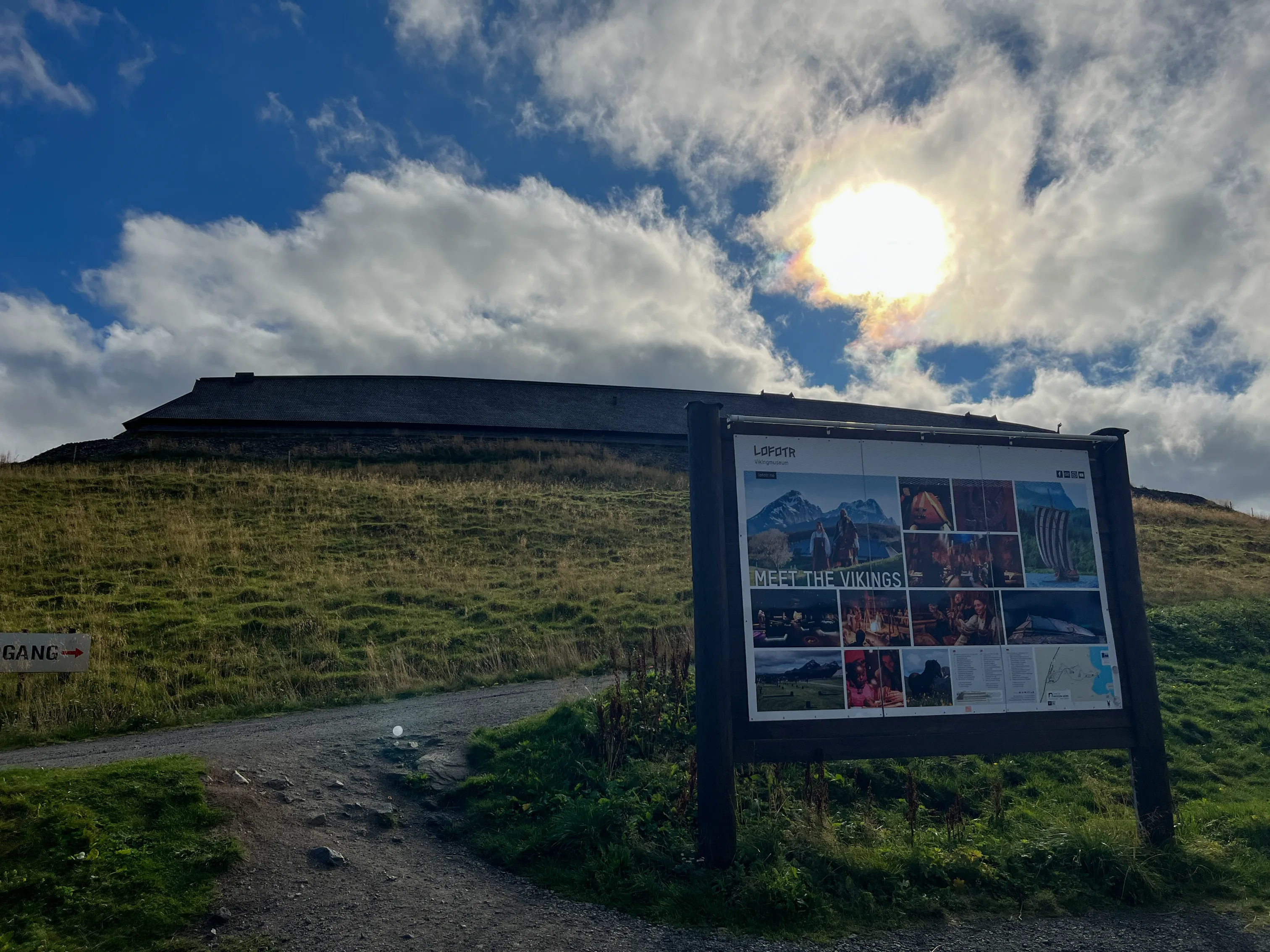 Zrekonstruowana długa chata wikingów w Lofotr Viking Museum
