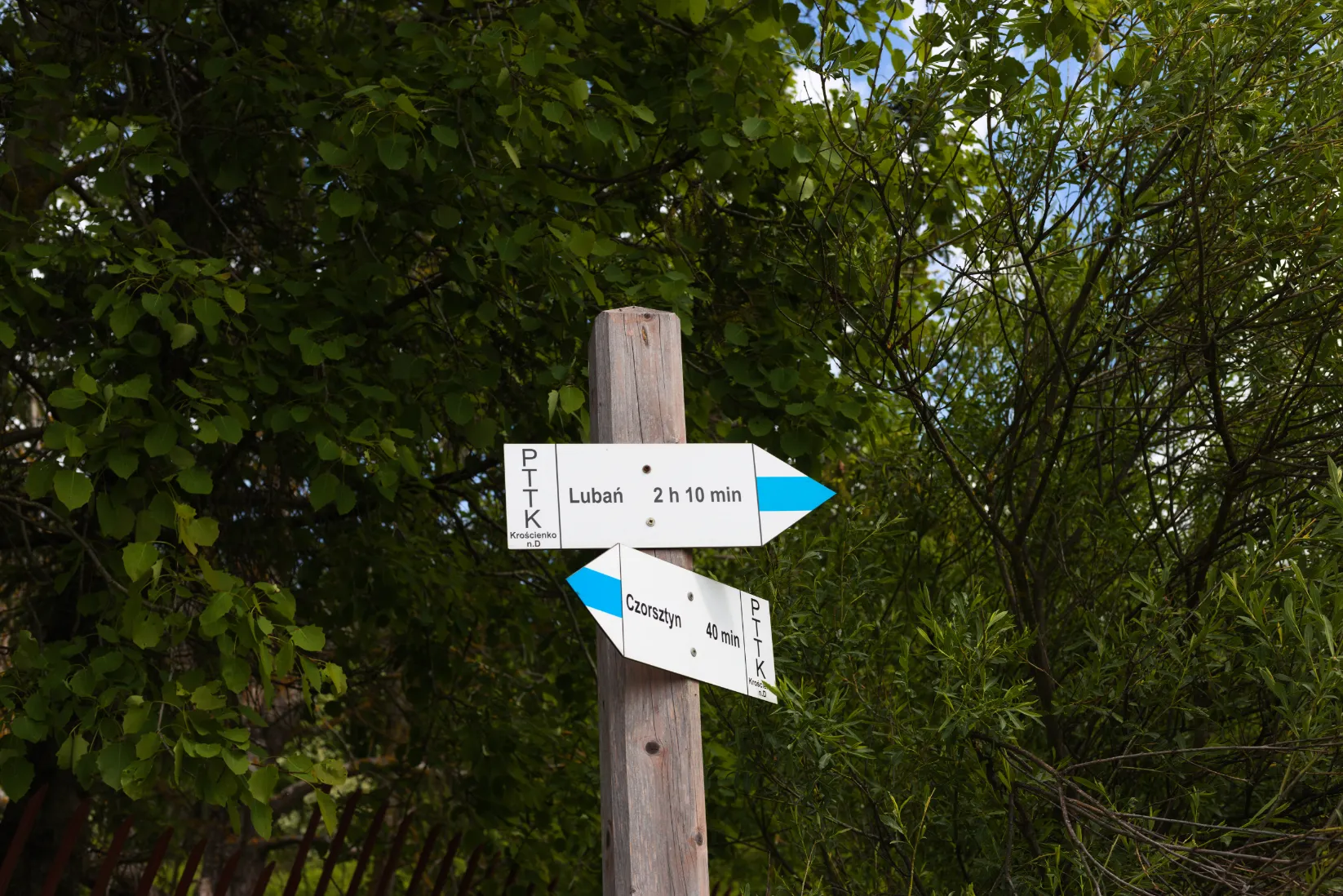 Trail marker sign pointing to Lubań summit