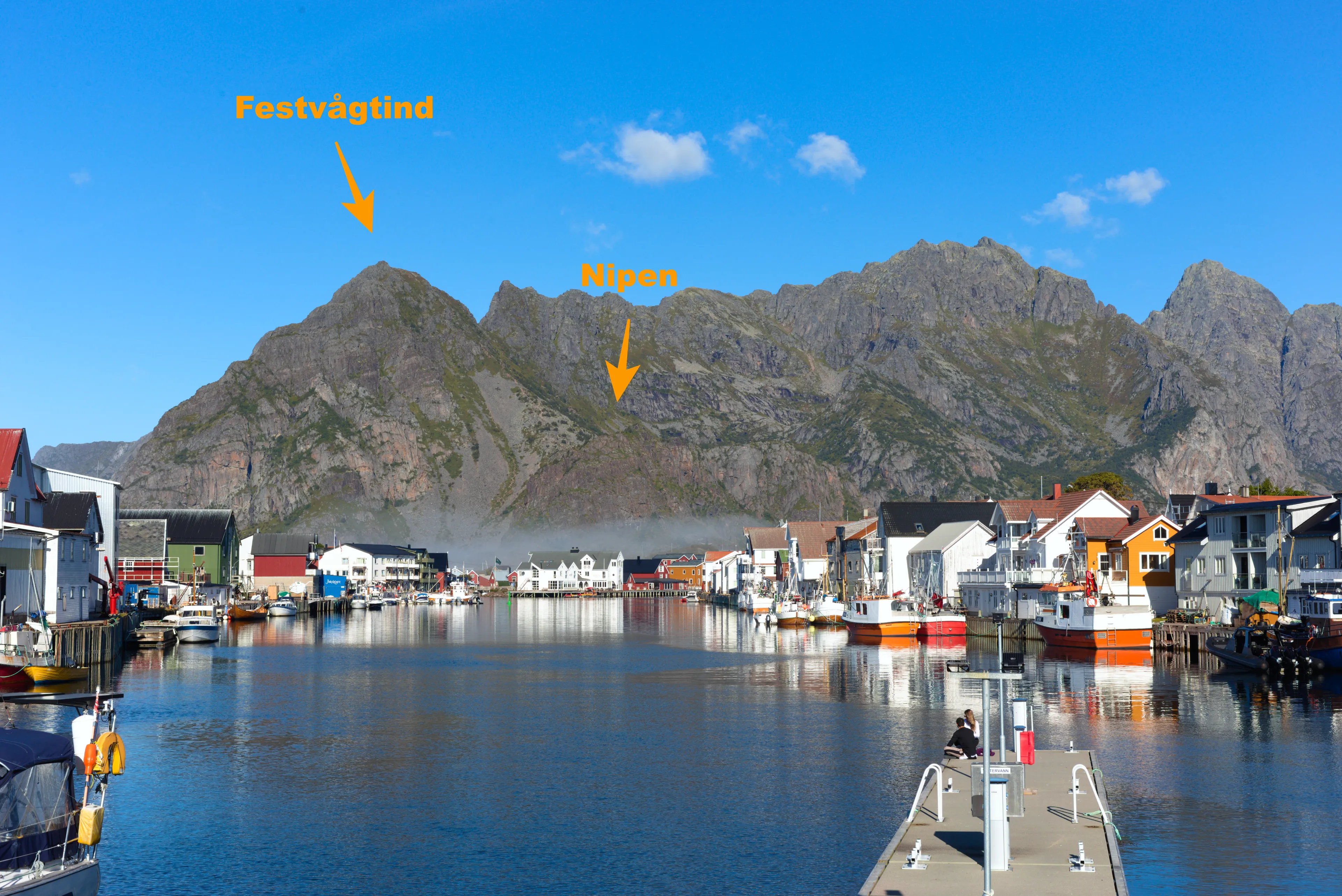 Widok na Henningsvær z szlaku na Nipen i Festvågtind