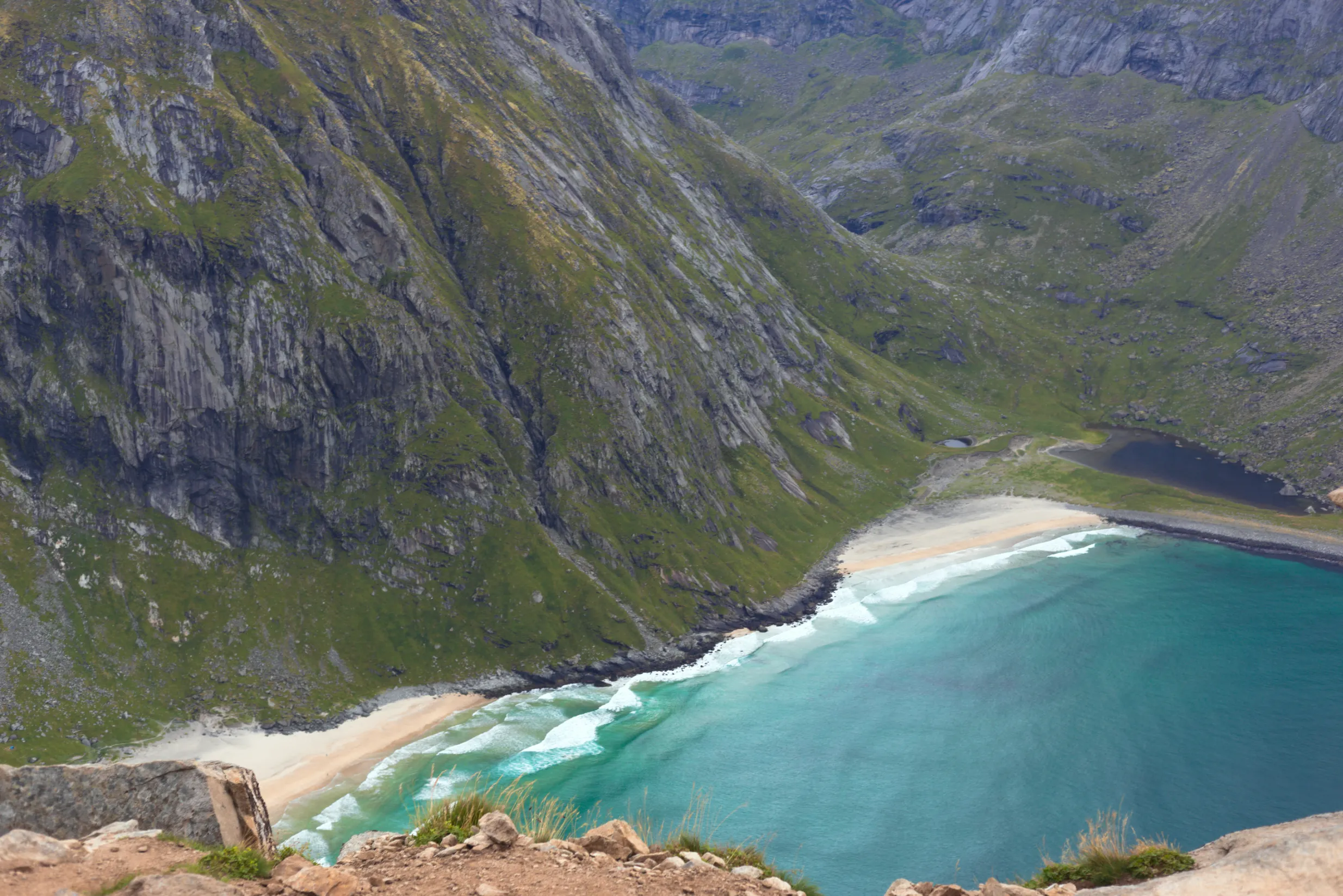 Dwie piaszczyste plaże i turkusowe morze otoczone górami Lofotów