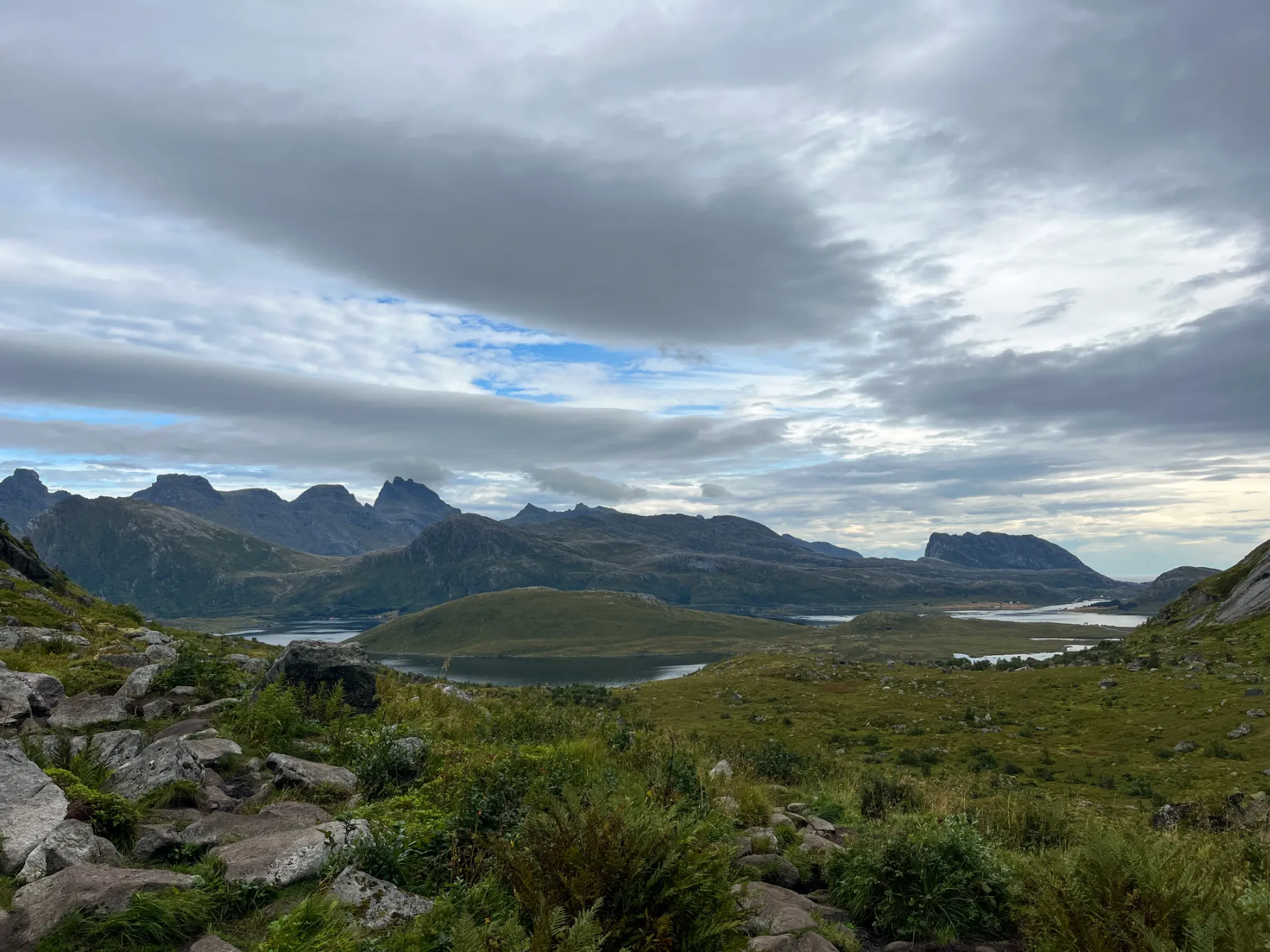 Pierwszy widok na morze i skaliste szczyty podczas podejścia na Ryten