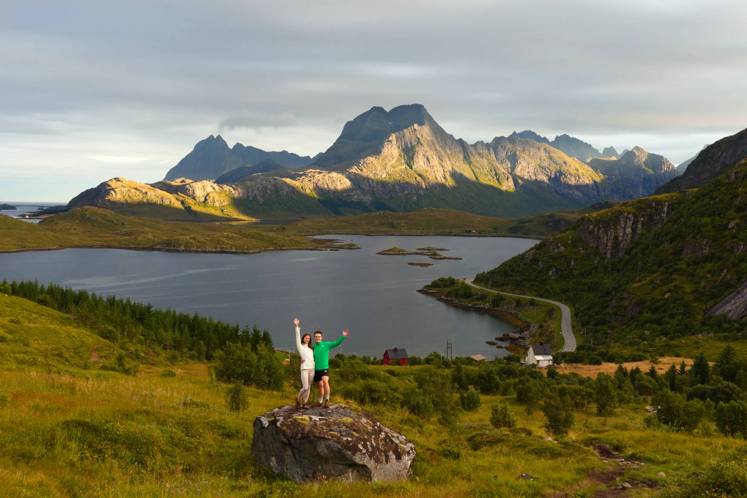 Malowniczy krajobraz Lofotów z górami, zielonymi łąkami i morzem