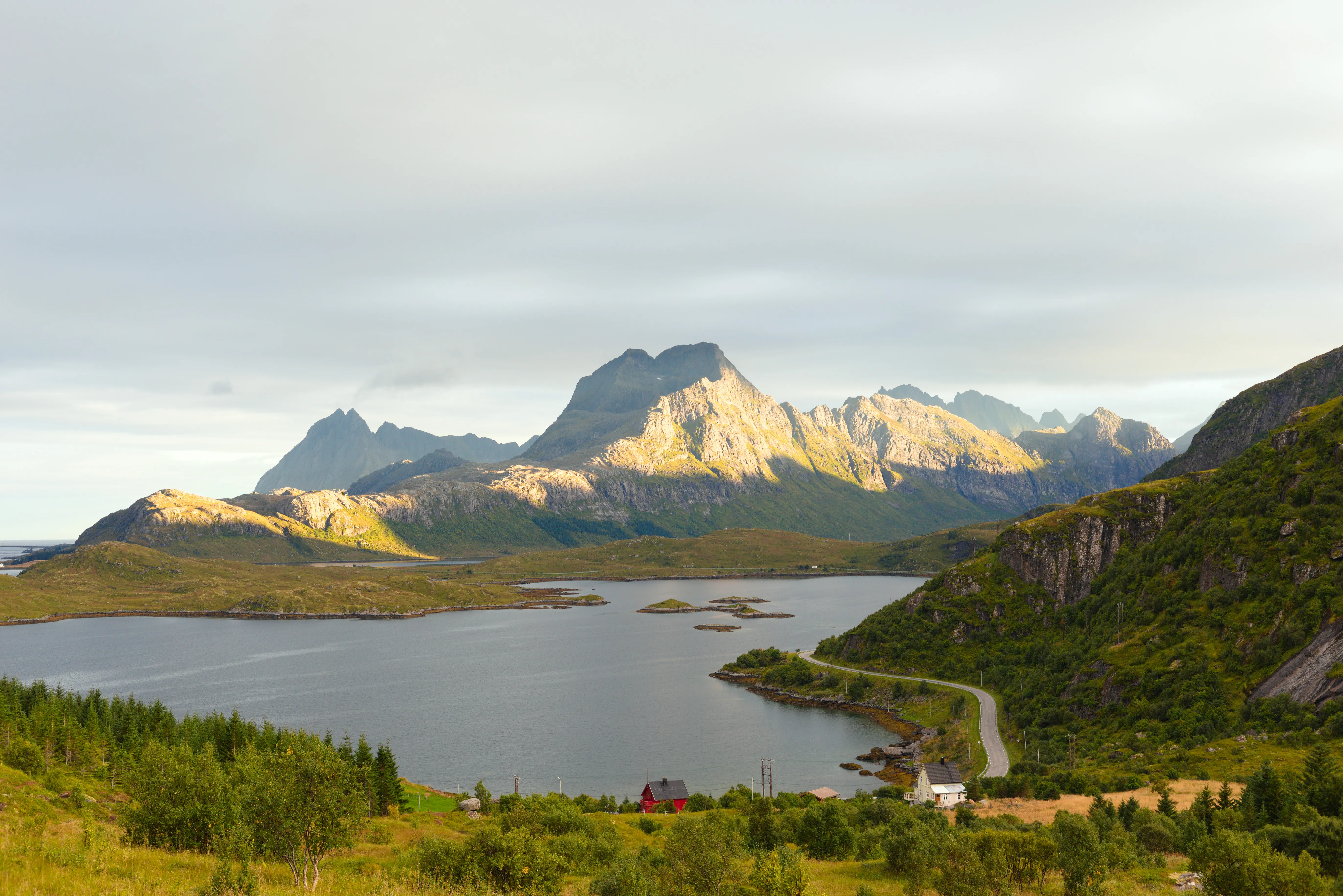 Ryten (543 m n.p.m.) przez plaże Kvalvika