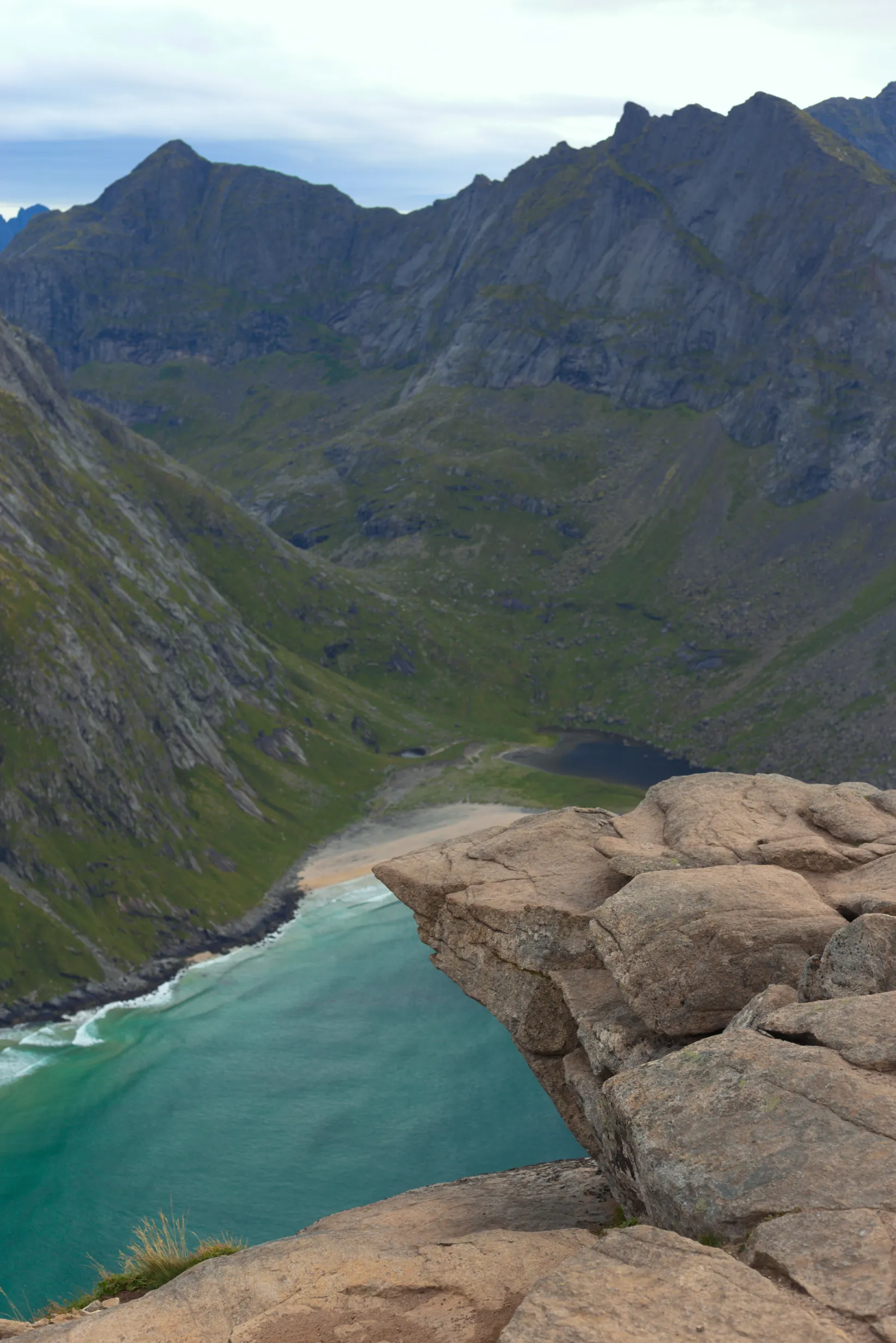 Charakterystyczna skała na szczycie Ryten z widokiem na otaczające góry