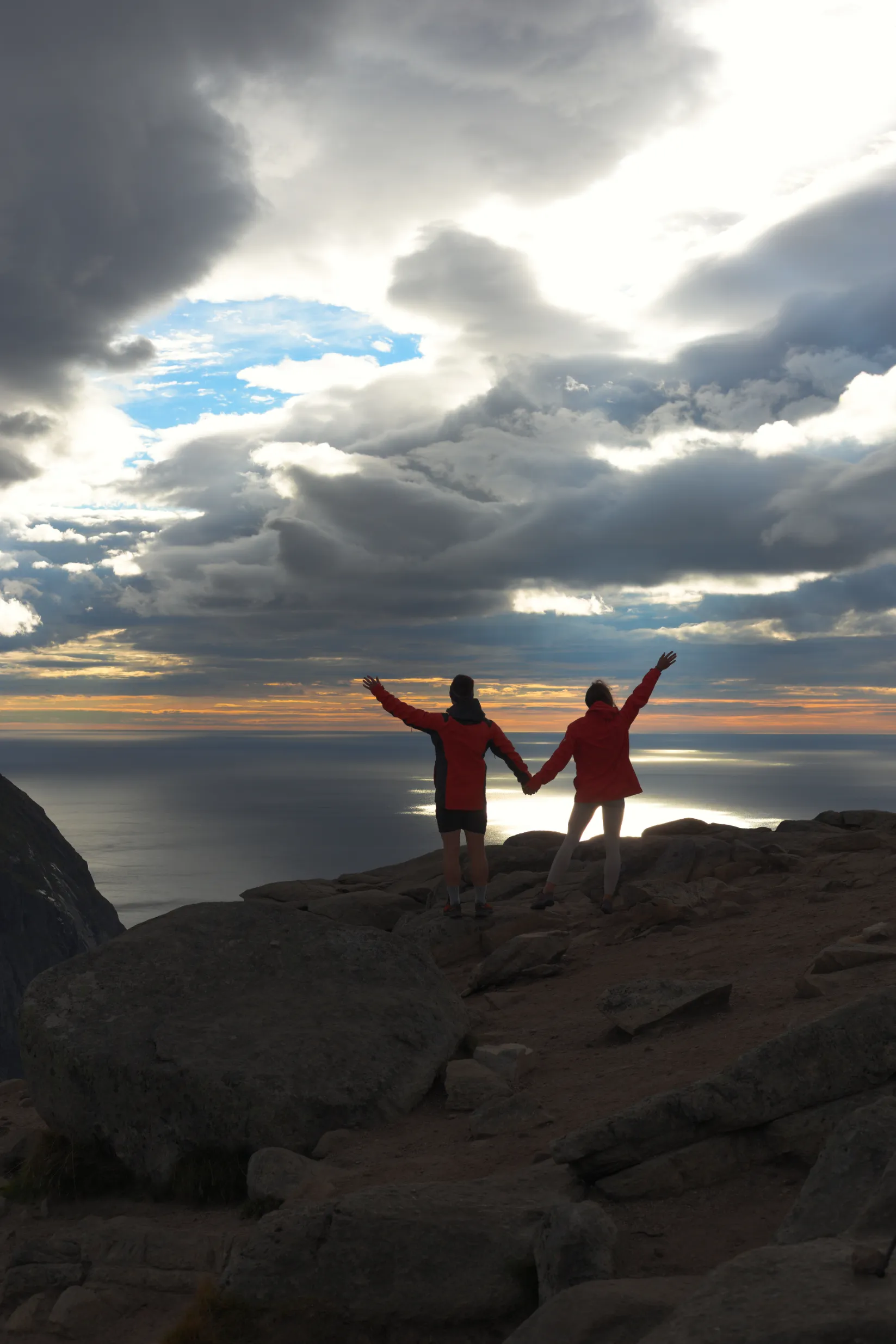 Słynny punkt widokowy na Ryten z widokiem na plażę Kvalvika z lotu ptaka