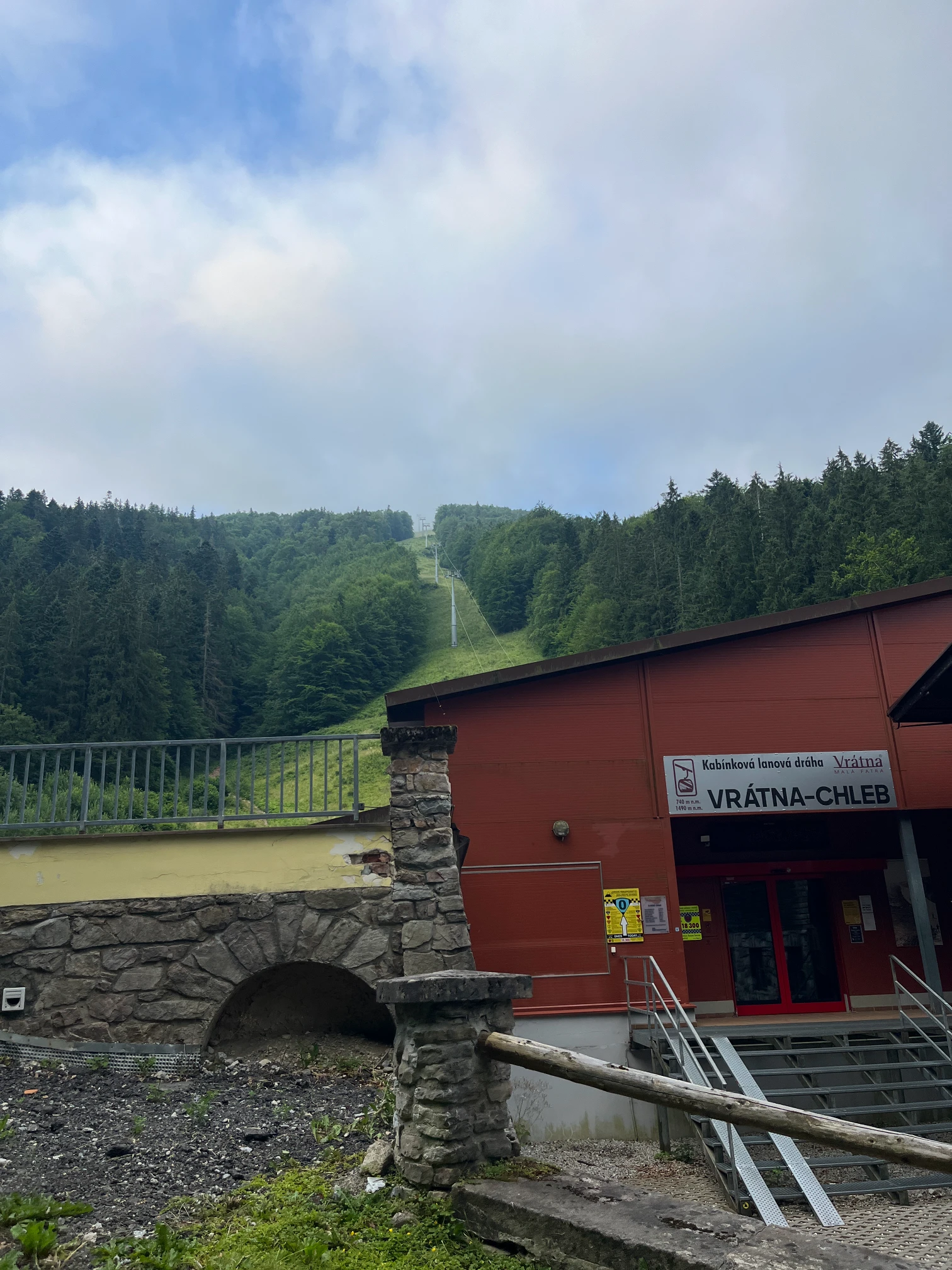 Dolní stanice lanovky ve Vrátné dolině