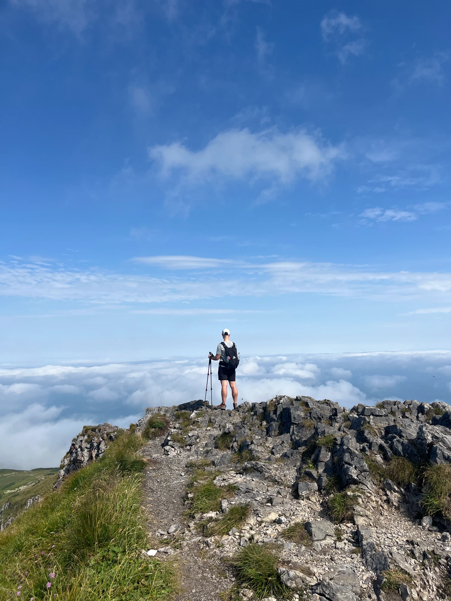 Turista na vrcholu Veľkého Kriváně v Malé Fatře