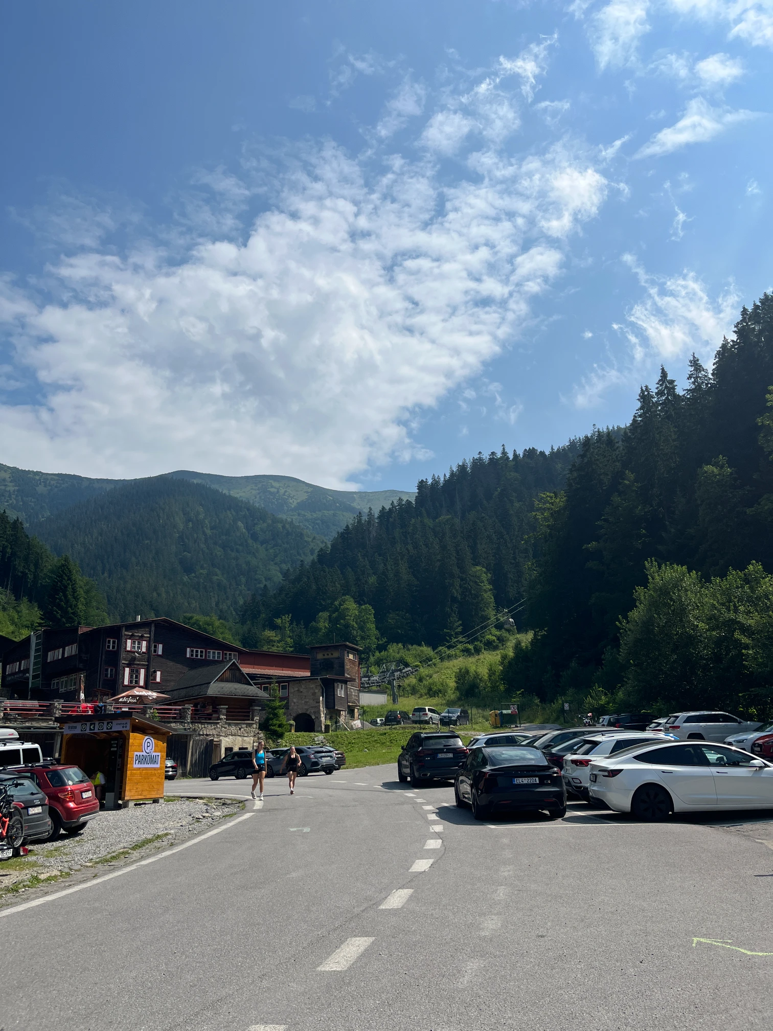 Parkoviště u dolní stanice lanovky ve Vrátné dolině