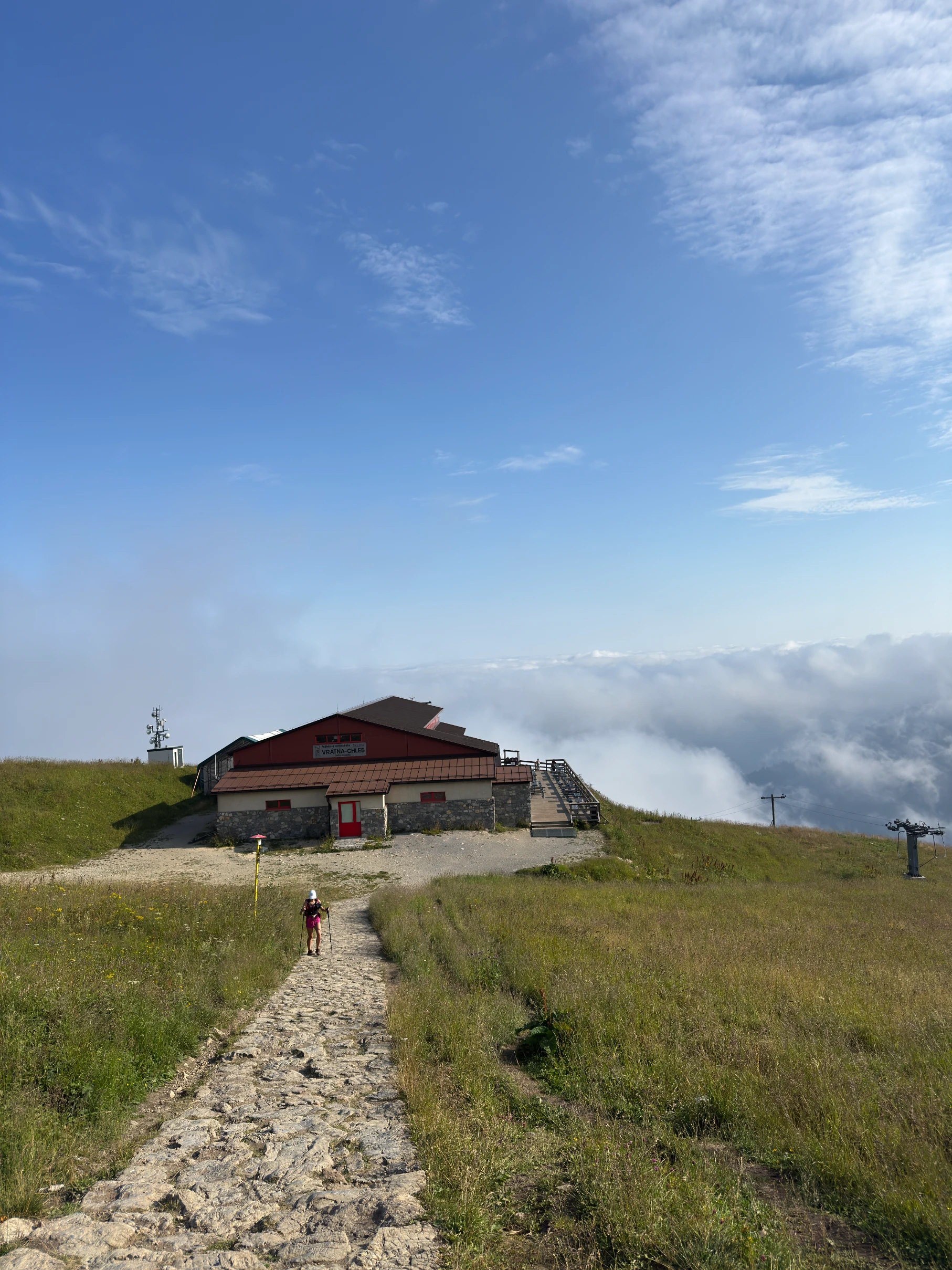 Pěšina vedoucí nad mraky