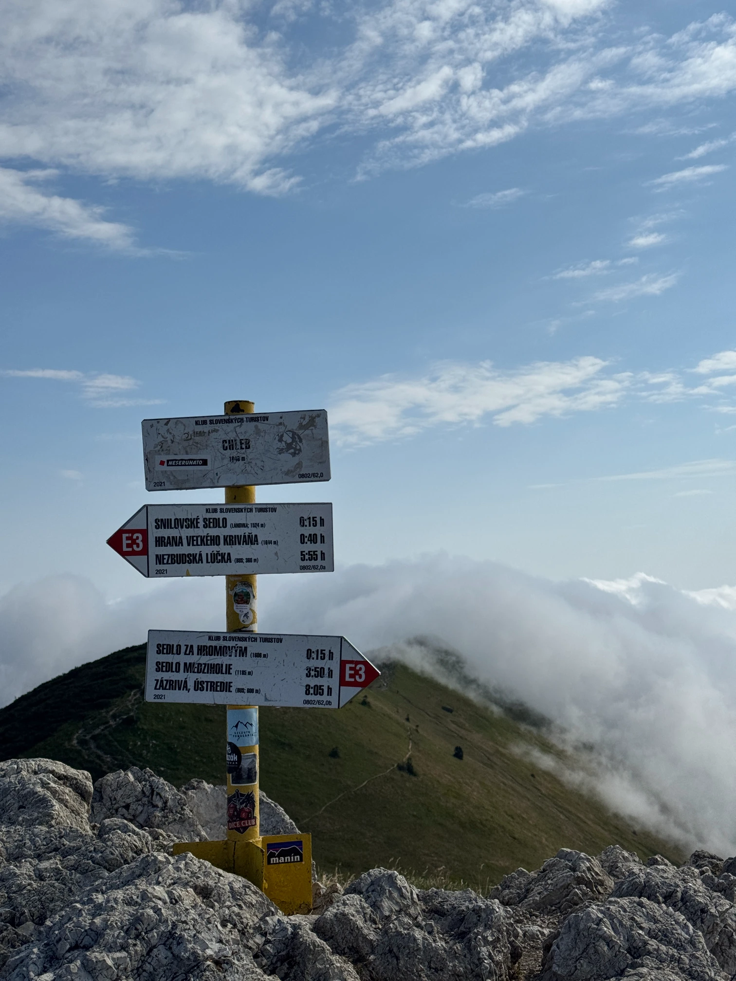 Turistický rozcestník na vrcholu Chleb v Malé Fatře