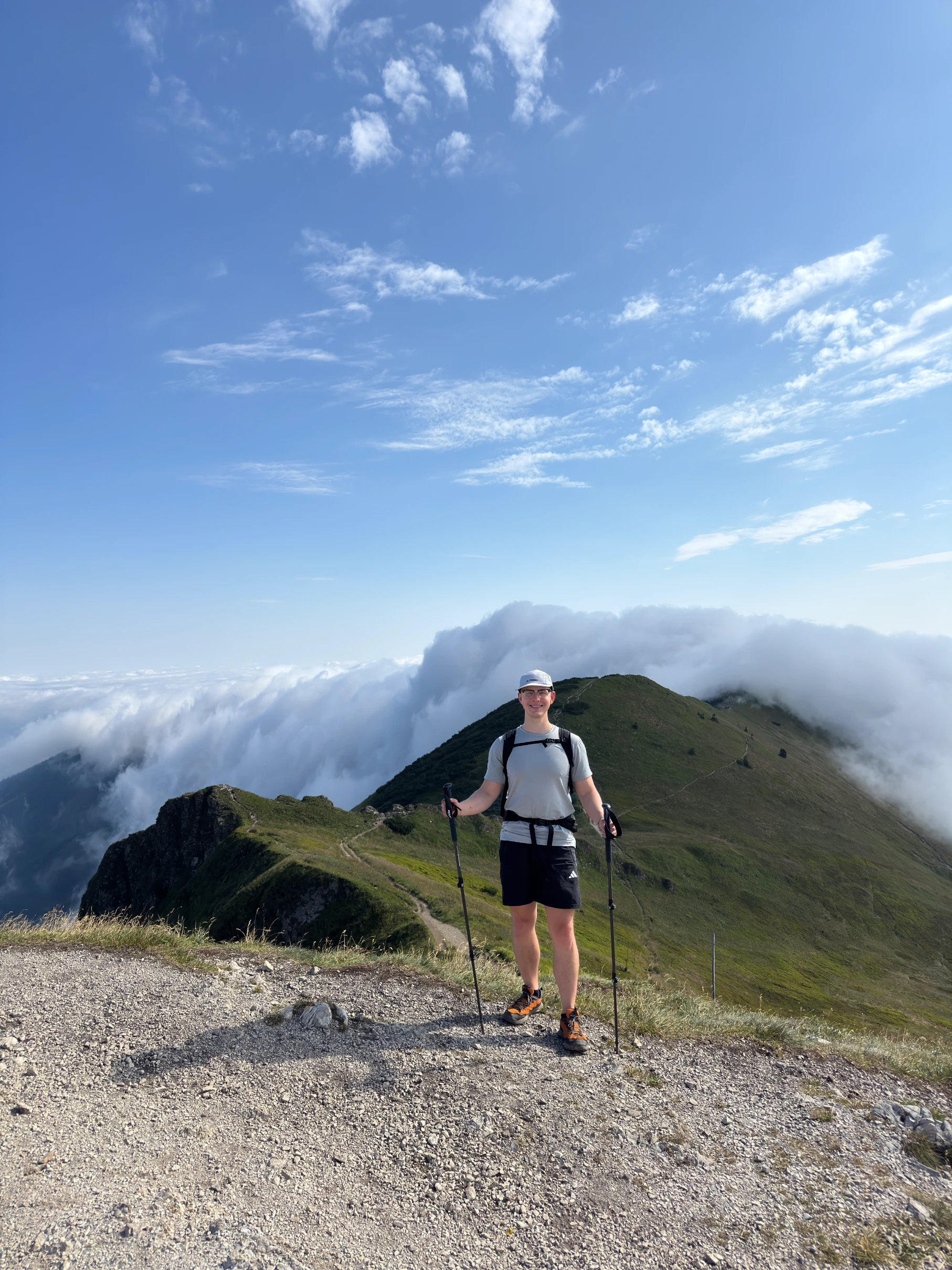 Turistka na hřebeni Malé Fatry nad mořem mraků